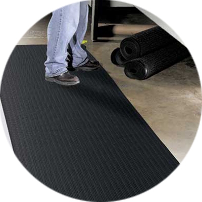 Tapetes MX - Aprende a escoger el mejor tapete antifatiga para tu empresa - Hombre encima de tapete