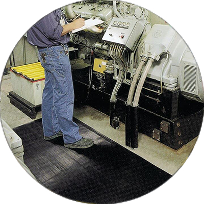Tapetes MX - Riesgos industriales que solucionan los tapetes de seguridad - Hombre con maquinaria